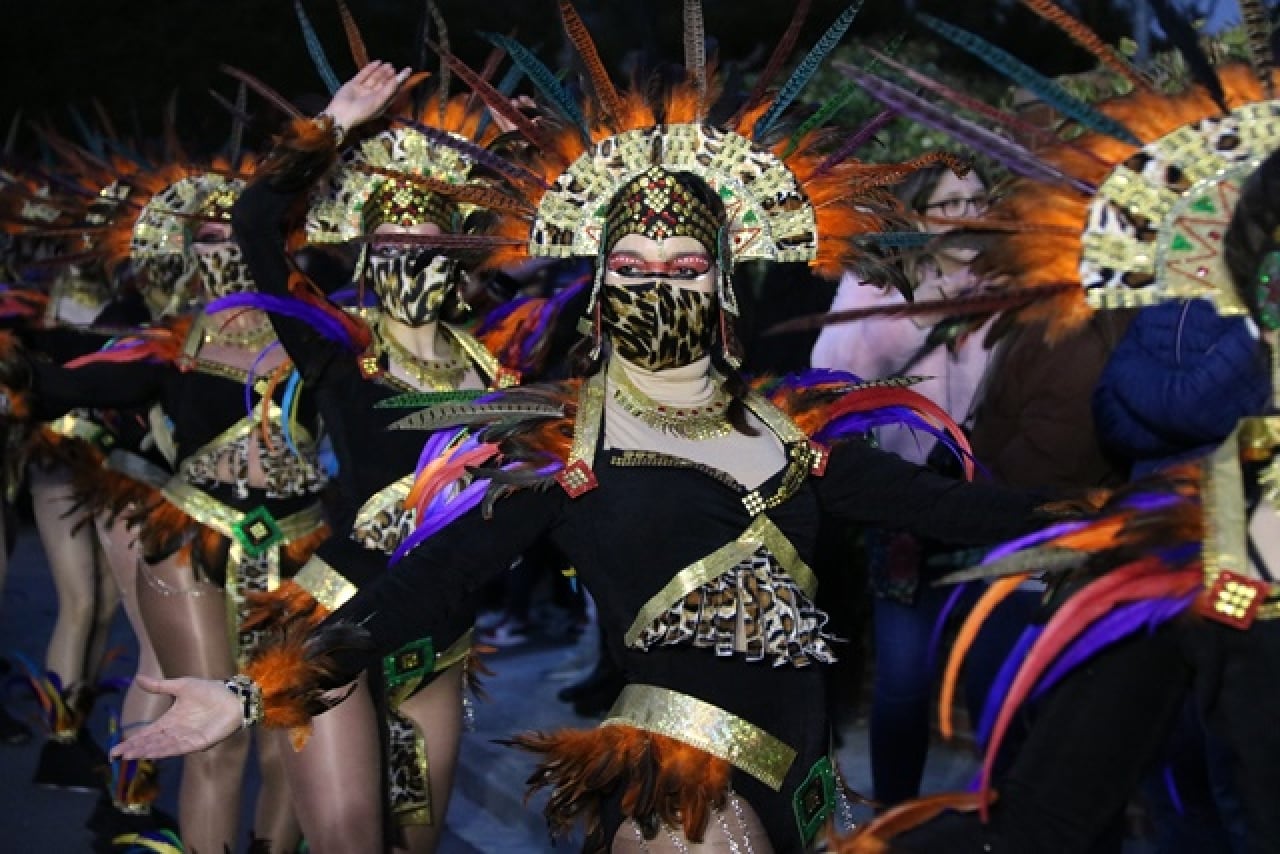Una participant al Carnaval de Canyelles, amb mascareta