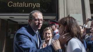 L&#039;alcalde de Mollerussa, Marc Solsona, va rebre el suport de la presidència del Parlament, polítics i veïns, ahir en sortir de la fiscalia