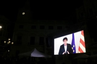 Intervenció de Carles Puigdemont, mitjançant una pantalla gegant, en l&#039;acte organitzat per l&#039;ANC a la plaça del Mercadal de Reus