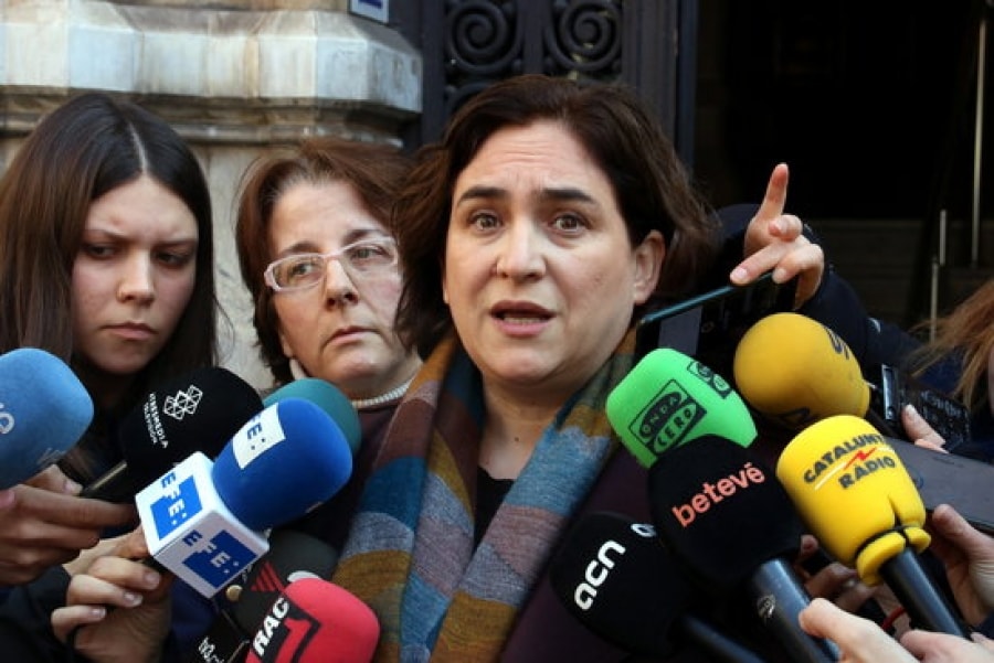 L&#039;alcaldessa de Barcelona, Ada Colau, atén els mitjans a les portes del Conservatori Municipal de Música