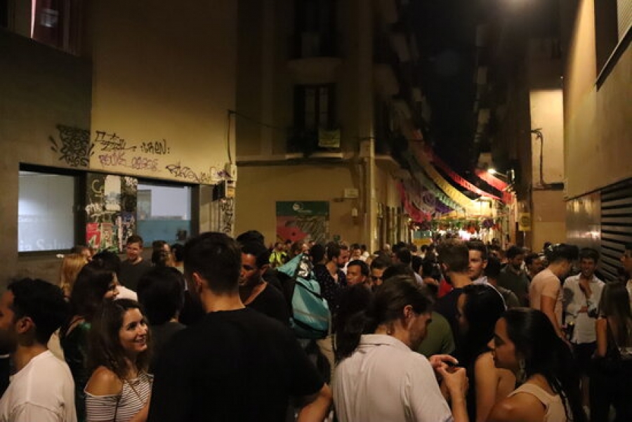 Imatge de gent en un carrer de Gràcia en la primer divendres sense toc de queda