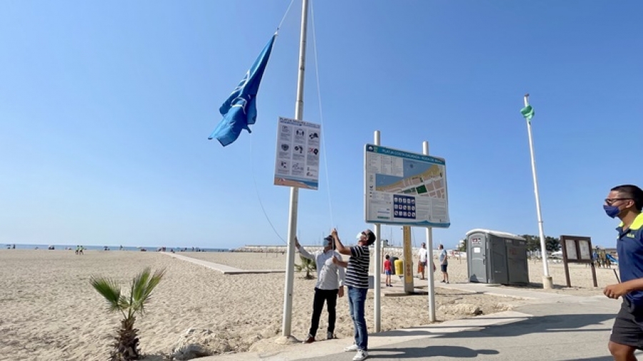 L&#039;alcalde de Roda de Berà, Pere Virgili, i el regidor de Turisme i Platges, Frederic Royuela, han hissat de forma oficial aquest matí les banderes blaves de les platges Llarga i Costa Daurada