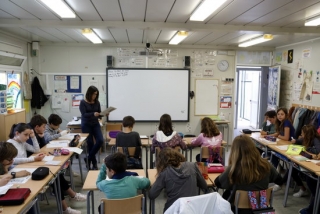 Imatge d&#039;arxiu d&#039;alumnes de 6è de primària de l&#039;escola de l&#039;Arrabassada de Tarragona, fent classe en un mòdul prefabricat