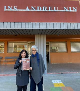Les representants de L&#039;Arc Serveis i del professorat de l&#039;IES Andreu Nin mostren la nova convocatòria