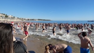 El tradicional Bany de Sant Silvestre ha aplegat milers de persones a la platja petita del Miracle