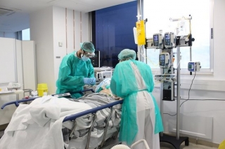 Dos metges tenint cura d&#039;un pacient amb coronavirus 