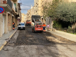 Dimarts es va dur a terme l’asfaltatge del carrer de Josep Carner (a la imatge) i un tram de la Riera de la Bisbal