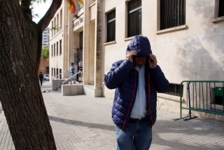 Un dels acusats de la xarxa d’abús de menors i pornografia infantil destapada a Tortosa sortint de l&#039;Audiència de Tarragona tapant-se la cara amb una caputxa