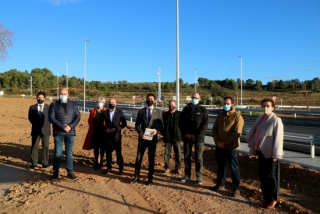 El conseller Damià Calvet amb el delegat del Govern a Tarragona i diversos alcaldes i alcaldesses de l&#039;Alt Camp i el Baix Penedès durant una visita a la carretera C-51 a Vilardida, el 15 de desembre del 2020