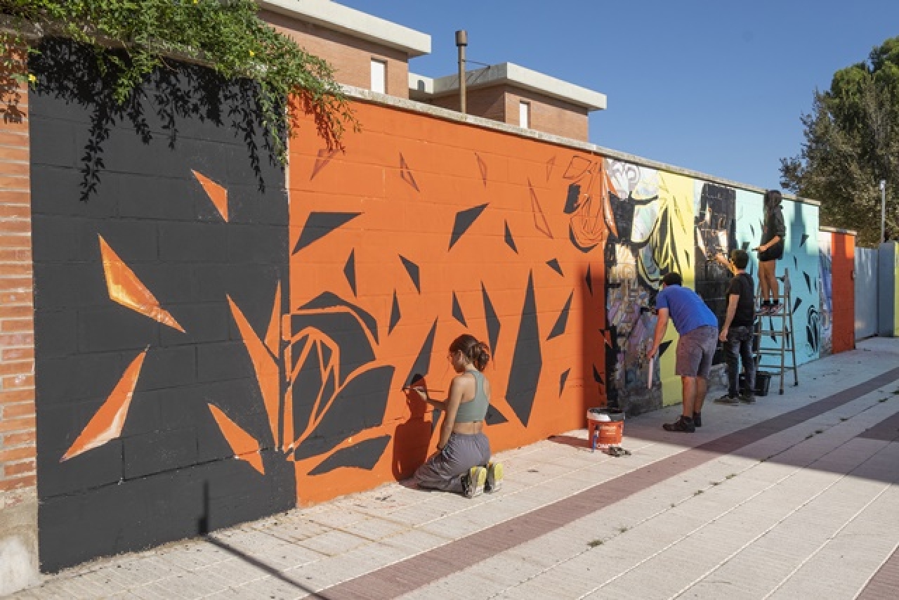 Imatge del mural decoratiu que alumnes de l&#039;Escola d&#039;Art i Disseny de Tarragona han estat pintant aquesta setmana al carrer Vidal i Barraquer de Constantí
