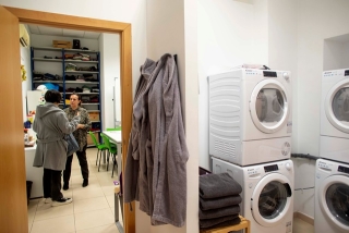 Sala de rentadores del nou centre de dia de Tarragona per a les persones sense sostre