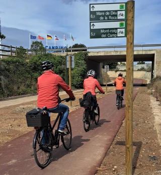 Tres ciclistes passejant pel nou carril bici de Mont-roig del Camp