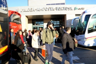 Passatgers fent el transbord del tren als autobusos habilitats per Renfe a l&#039;estació de l&#039;Aldea