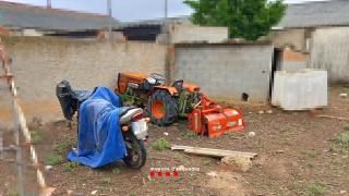 Una de les motocicletes robades i un tractor trobats en una masia de l&#039;Espluga de Francolí
