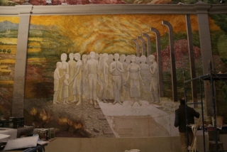 Imatge de l&#039;artista Josep Minguell enllestint una de les pintures murals al fresc pintades a l’església parroquial de Santa Coloma de Queralt