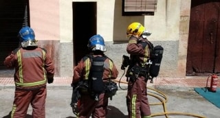 Imatge d&#039;arxiu dels bombers treballant en un incendi, l&#039;estiu del 2016, al Catllar