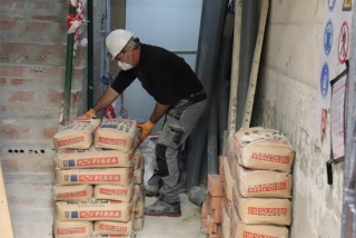 Imatge d&#039;un treballador del sector de la construcció en un portal en obres