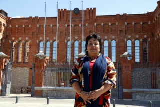 La rectora de la URV, María José Figueras, davant l&#039;edifici del Rectorat