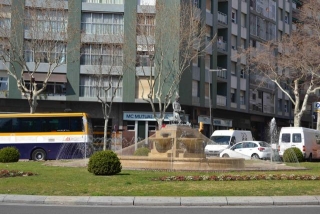Un bus aturat a la plaça del Nen de les Oques de Reus 