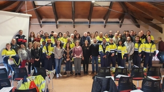 Foto de grup de totes les persones contractades amb el president i la consellera d’Ocupació del Consell Comarcal del Baix Penedès