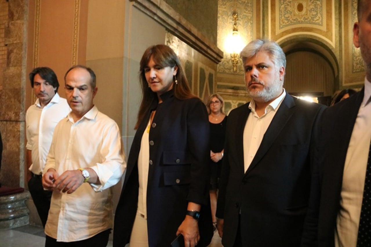 La presidenta del Parlament suspesa, Laura Borràs, acompanyada pel secretari general de Junts, Jordi Turull, i  el president del Grup Parlamentari de Junts, Albert Batet
