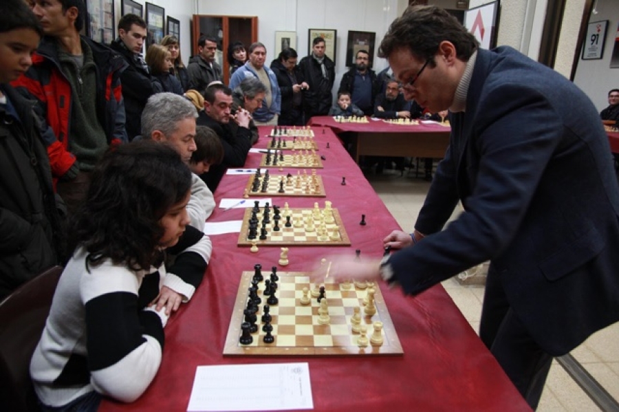 L&#039;exhibició de partides simultànies, amb el Gran Mestre argentí Fernando Peralta, serà un dels atractius de la programació esportiva de les Decennals 2021+1 