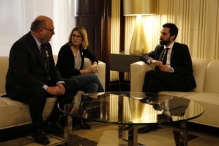 Un moment de la trobada entre el president del Parlament, Roger Torrent, la portaveu del grup parlamentari de JxCat, Elsa Artadi, i el diputat de la formació Eduard Pujol