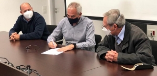 L’alcalde d’Almoster, Àngel Xifré, va signar la recepció de les obres de reformat de l’arranjament de la pavimentació i els serveis de la urbanització Picarany