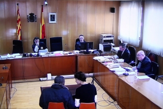Captura de pantalla de l&#039;acusat de matar una noia a Salou declarant, assistit d&#039;una intèrpret, al judici que es fa a l&#039;Audiència de Tarragona