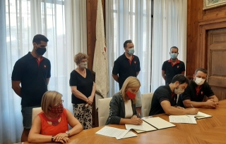 El president de la Colla Joves Xiquets de Valls, Roger Estil·les, i l’alcaldessa de Valls, Dolors Farré, han signat el contracte per a la cessió del fons de l&#039;entitat