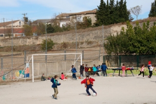 Imatge de nens jugant a futbol durant l&#039;hora d&#039;esbarjo al pati de l&#039;escola Cor de Roure de Santa Coloma de Queralt