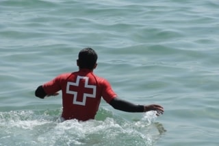 Imatge d&#039;arxiu d&#039;un socorrista de Creu Roja
