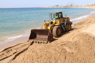 Una màquina mou sorra a la platja del Miracle de Tarragona