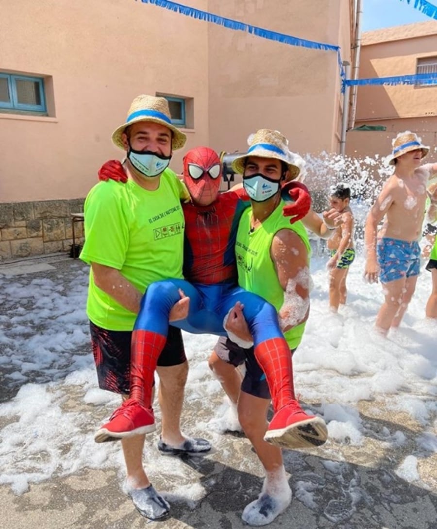 Juanjo Caravaca, de Todos En Azul, i Marcos Arufe, coordinador del casal, celebren amb Spider-Man la festa final del Casal d&#039;autisme d&#039;estiu de Tarragona
