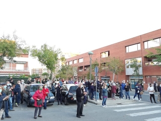 Imatge de la concentració veïnal d&#039;aquest divendres a la tarda, davant el CAP La Granja-Torreforta