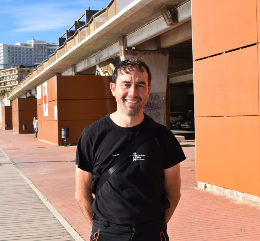 Lluís Gurrera, portaveu de la plataforma SOS Costa Daurada, al davant de l&#039;estructura de formigó de la Platja del Miracle