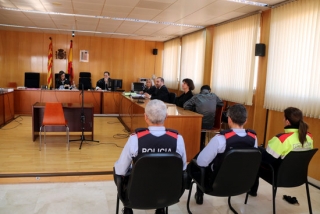Imatge de la sala de vistes de l&#039;Audiència de Tarragona, amb tres agents dels Mossos en primer terme, amb l&#039;acusat assegut, d&#039;esquenes, a la dreta, el 9 de març del 2020