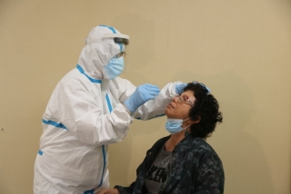 Imatge d&#039;una infermera fent una prova PCR a una pacient al CAP de Sant Pere i Sant Pau, a Tarragona, en el primer dia de la fase 1
