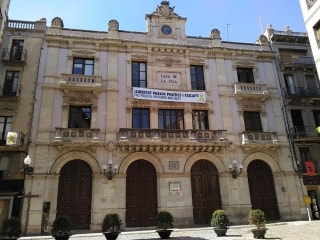 Pancarta demanant la llibertat dels presos polítics i exiliats a l&#039;Ajuntament de Valls