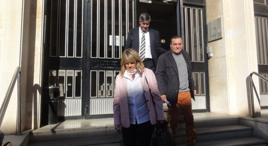 Antonio Muñoz, acompanyat dels seus advocats, ahir a la sortida de l&#039;Audència de Tarragona.