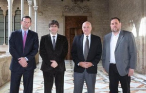 El president de la Generalitat, Carles Puigdemont, i el vicepresident del Govern, Oriol Junqueras, amb els responsables de Hard Rock, el president, Hamish Dodds (dreta de la imatge) i el vicepresident, Nelson Parker.