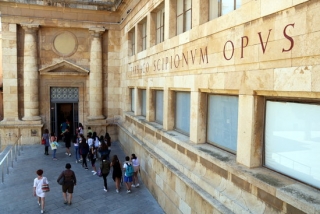 Panoràmica general del Museu Nacional d&#039;Arqueologia de Tarragona (MNAT), i d&#039;un grup d&#039;escolars, d&#039;esquena, entrant a l&#039;equipament, el 16 de maig del 2017