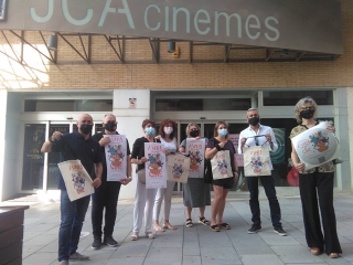 Imatge de la presentació de la campanya &#039;A Valls s&#039;hi compra de cine&#039;, davant dels cinemes JCA 