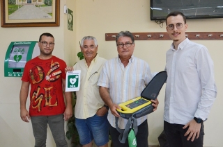L&#039;alcalde de Roda de Berà, Pere Virgili, mostra el nou aparell que s&#039;ha instal·lat a la Llar de Jubilats i Pensionistes