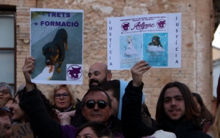 Dos manifestants alçant cartells reivindicatius en la protesta per la mort d&#039;un rottweiler abatut per la Policia Local de Calafell