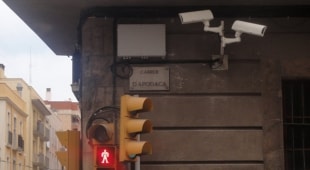 Un grup de càmeres ja instal·lat a l&#039;encreuament entre els carrers Apodaca i Barcelona.