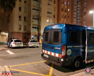 Imatge de vehicles de Mossos d&#039;Esquadra i Guàrdia Urbana de Tarragona participant en un operatiu policial en un pis del barri de Campclar, el 25 de febrer del 2021