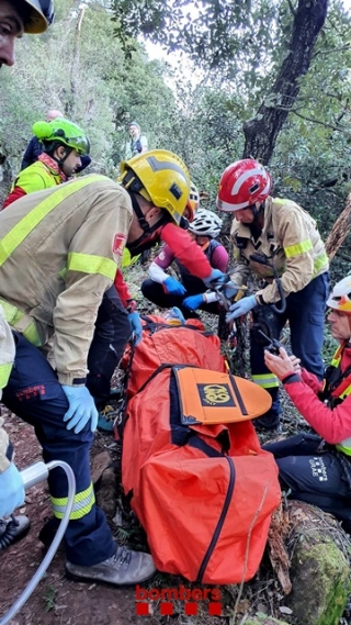 Bombers rescatant un ciclista ferit en una pista forestal propera a l&#039;ermita de Sant Joan de Montblanc