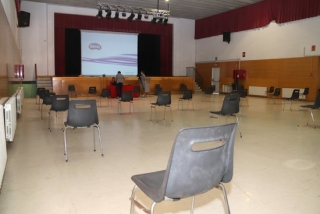 Imatge del teatre de l&#039;institut Martí i Franquès de Tarragona, amb l&#039;aforament limitat per garantir la distància social entre els alumnes