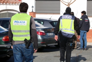 Agents dels Mossos d&#039;Esquadra i de la Policía Nacional treballant conjuntament en un operatiu a Santa Oliva, el passat 11 de febrer 